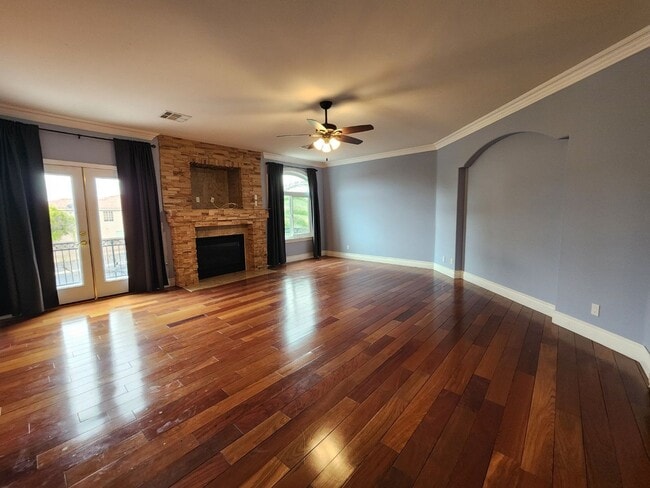 Building Photo - Entertainers Delight with minutes of shopping and restaurants