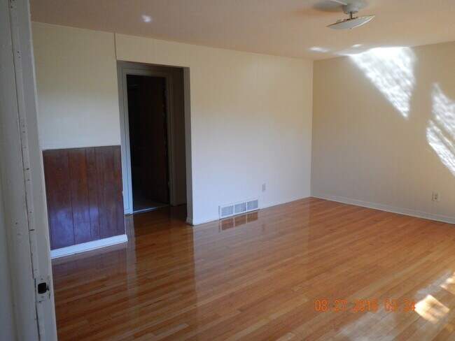 Building Photo - 3 Bed |1 Bath Beautiful Flat with Garage A...