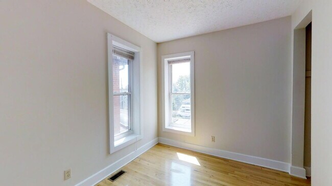 Building Photo - 1379 Indianola Ave