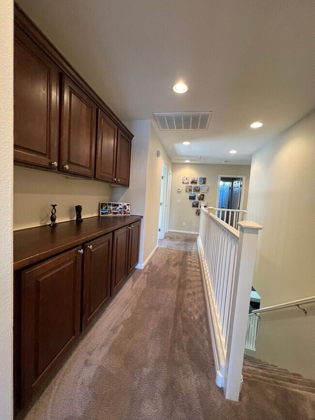 Building Photo - ABSOLUTELY AMAZING! Large 4 bedroom 2 stor...