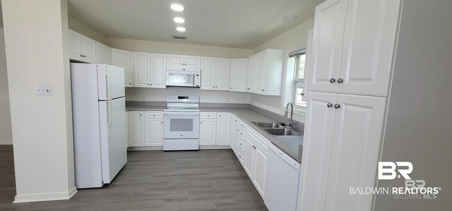 Building Photo - 9090 Bay Pnes Rd