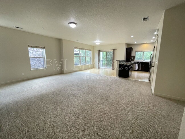 Building Photo - 659 NE Adwick Dr