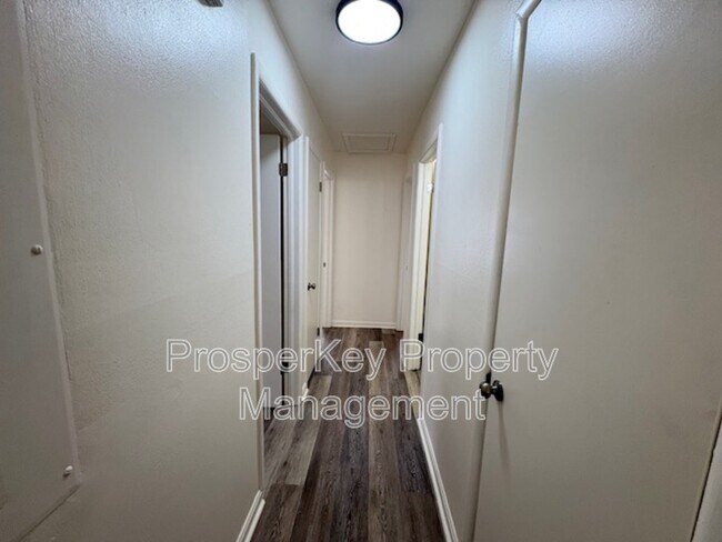 Building Photo - 4920 Gardiner Dr