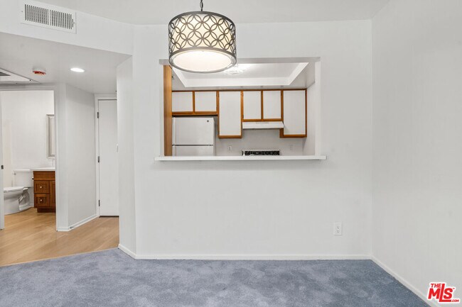 Building Photo - 501 Palisades Dr