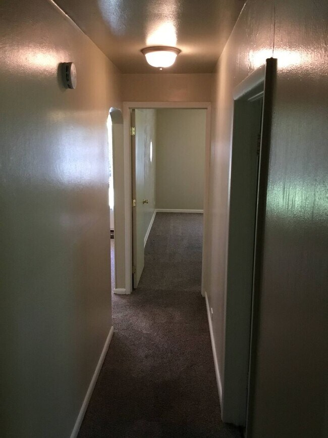 Building Photo - 5 Bedroom House in Southeast Eugene