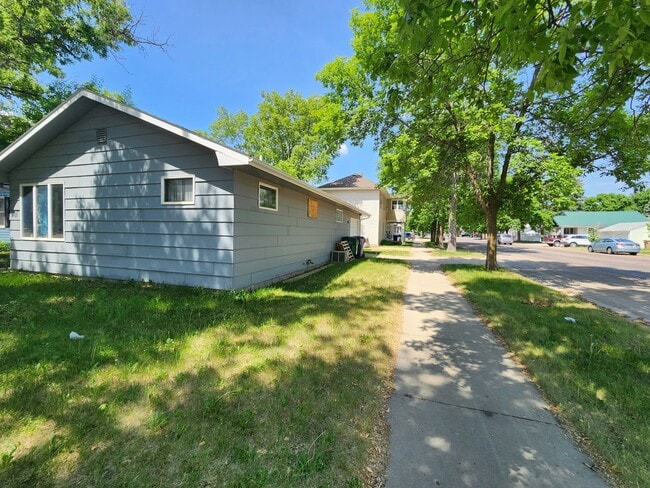 Building Photo - 2 bed 1 bath House