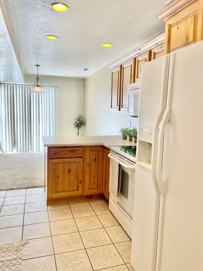 Building Photo - 652 W 800 N