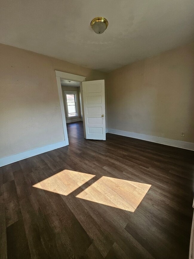 Building Photo - Upper 3 bedroom unit