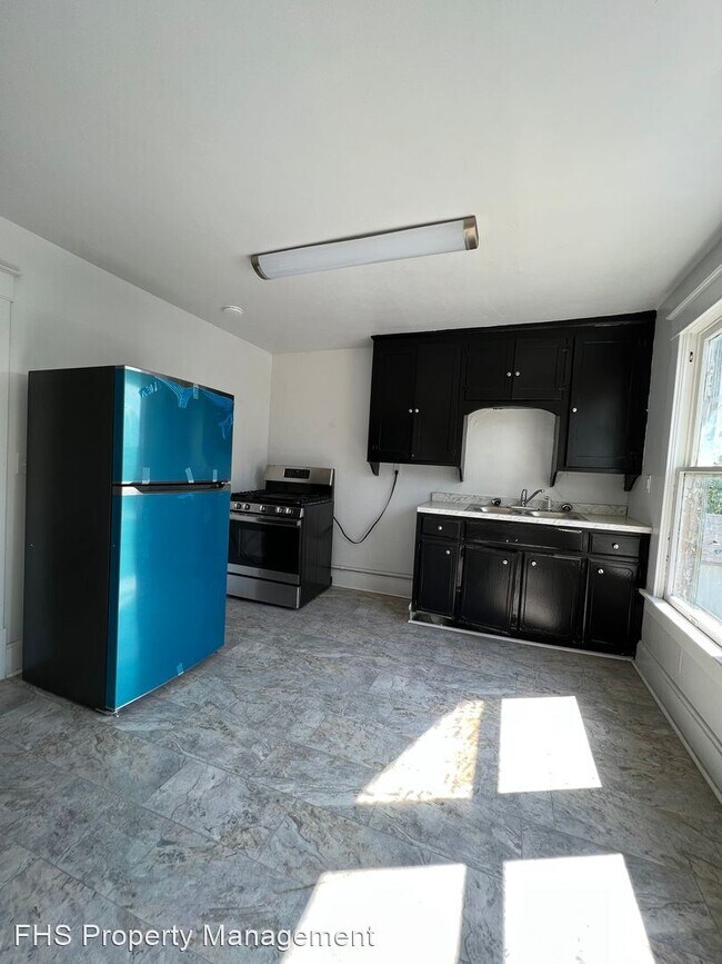 Building Photo - 1 br, 1 bath House - 1032 E Commercial Unit A