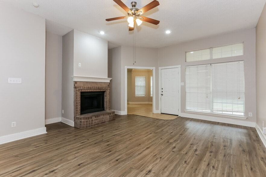 Building Photo - 724 Nicole Dr