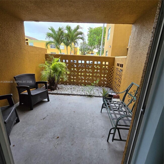 Building Photo - 9731 Fontainebleau Blvd