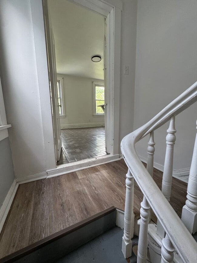 Building Photo - 3 Bedroom 1 Bath Minutes Away from the City!