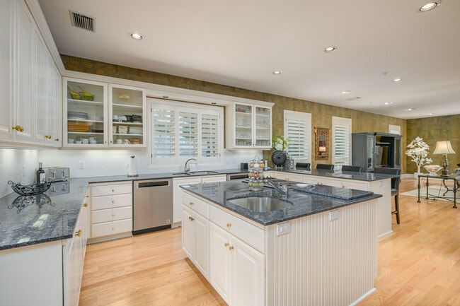 Building Photo - 981 Longboat Club Rd