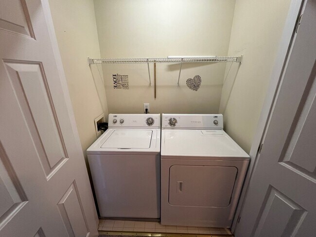 Building Photo - Charming 2BD, 2.5BA Townhome in an Excellent Community with Amenities