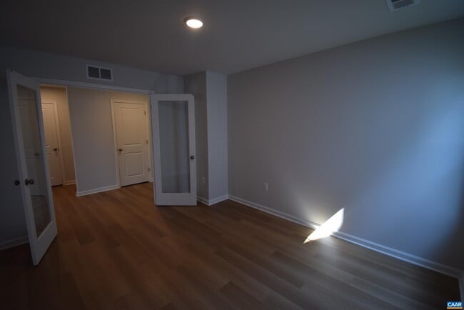 Building Photo - 335 Horse Path Dr