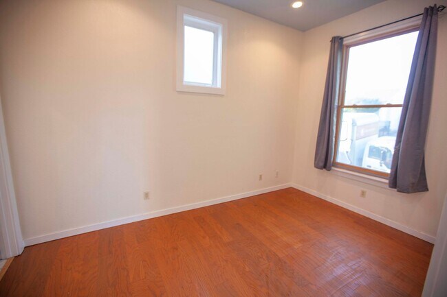 Building Photo - Charming Oceanveiw Renovated Single-Family...