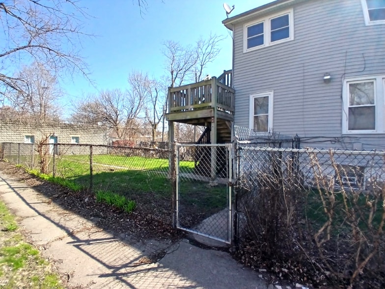 Building Photo - 708 W 116th Pl