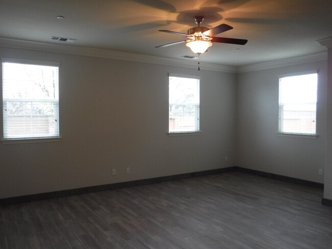 Building Photo - Great 4 Bedroom Condo With Upgrades! Highland Park Subdivision