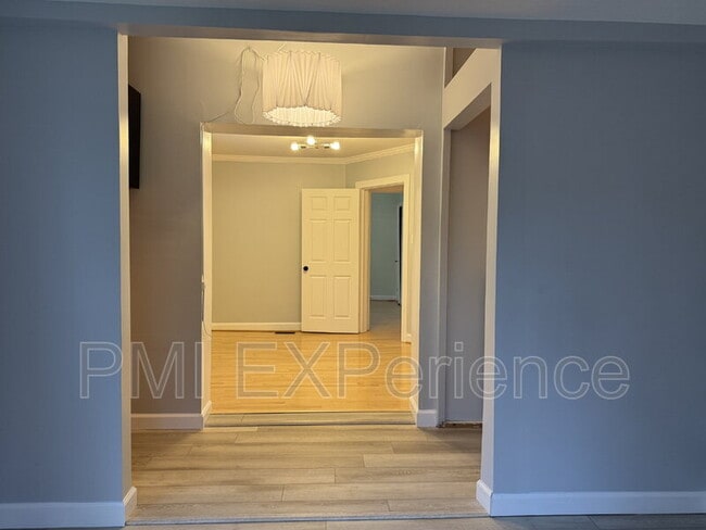 Building Photo - 8203 Comet Dr