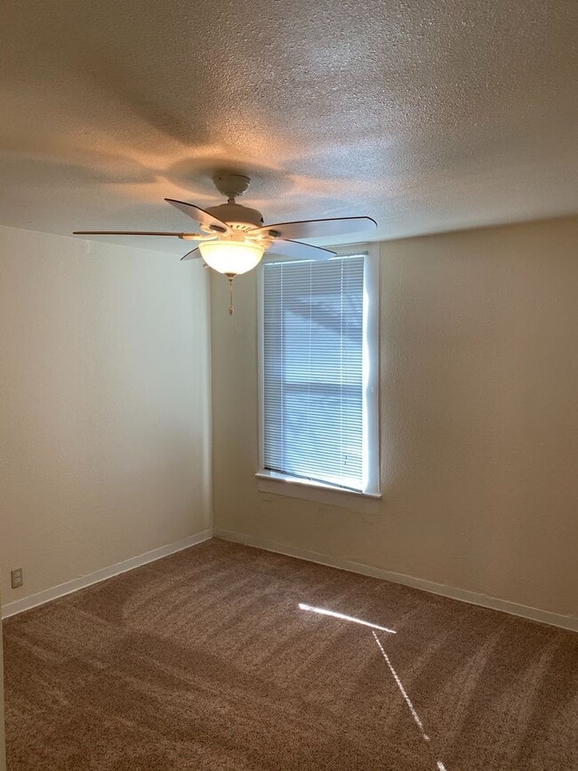 Building Photo - Adorable downtown Grass Valley Bungalow