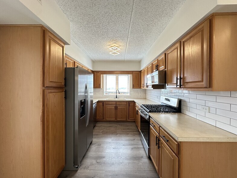 Building Photo - 5555 N Cumberland Ave