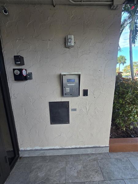 Building Photo - 250 Jacaranda Dr