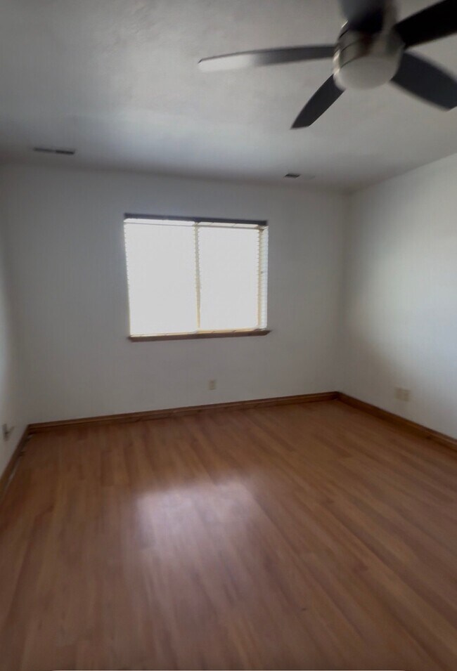 Building Photo - 865 S Pheasant Run Dr
