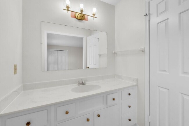 Building Photo - SIGN A 2 YEAR LEASE & Get 2nd Mo. RENT FREE......Stylish 3BR / 2.5BA Condo in Wedgewood Townes ($...