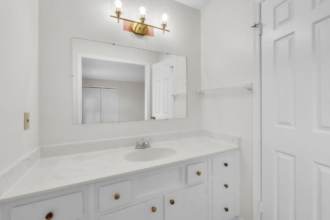 Building Photo - Stylish 3BR / 2.5BA Condo in Wedgewood Townes