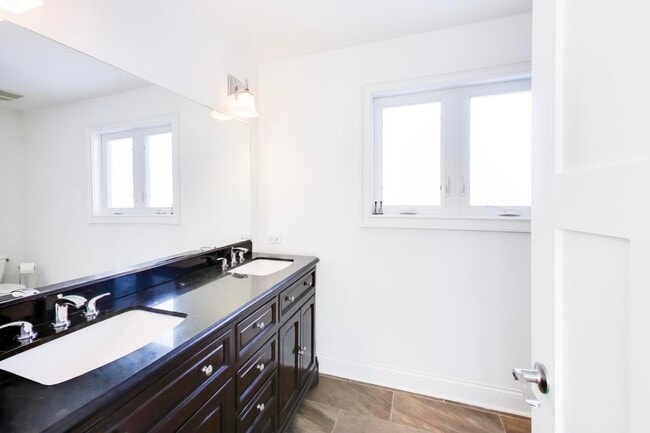 Building Photo - 229 N Myrtle Ave