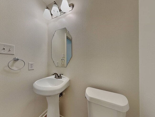 Building Photo - 28631 Hidden Lake W