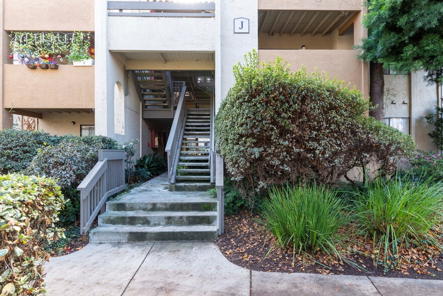 Building Photo - 1600 Villa St