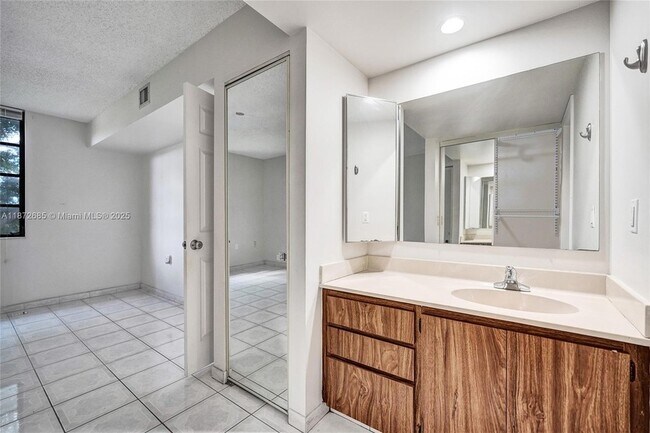 Building Photo - 1502 Whitehall Dr