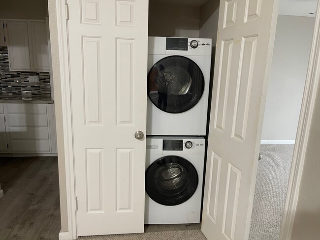 Full-size Laundry - 4200 Watson St