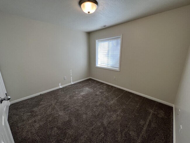 Building Photo - 202 E White Spruce Cv
