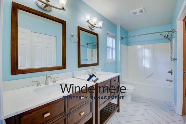Building Photo - 1134 NW Redwing Dr