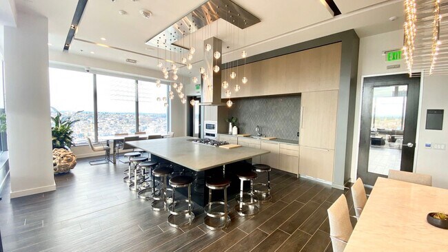 Building Photo - Nexus Condo 1B+1B+1 Den