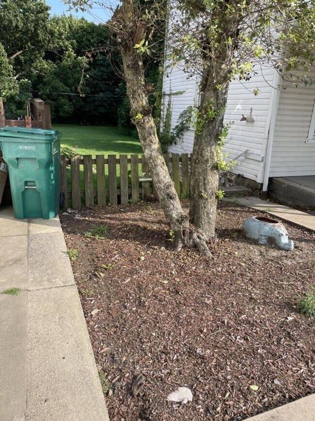 Building Photo - NOW AVAILABLE! 3 Bed, 2 Bath Victorian Hom...