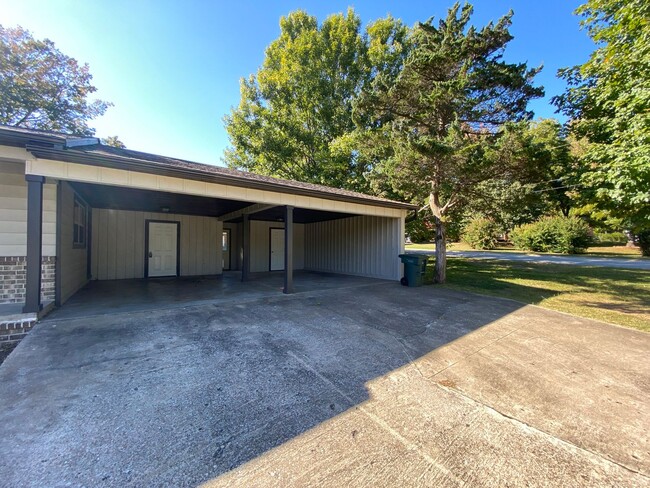 Building Photo - Charming Updated Mid-Century in Fayettevil...