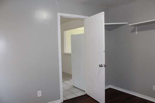 Building Photo - Comfy & Practical!