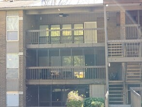Building Photo - West Knoxville 37923 - 2 bedroom, 2 bath condo - Contact Lisa Vineyard and Shannon Russell (865) ...
