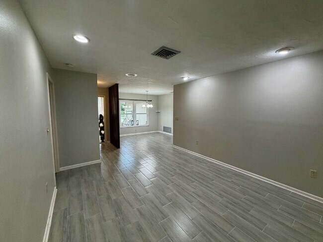 Building Photo - 423 Whispering Oaks Ct