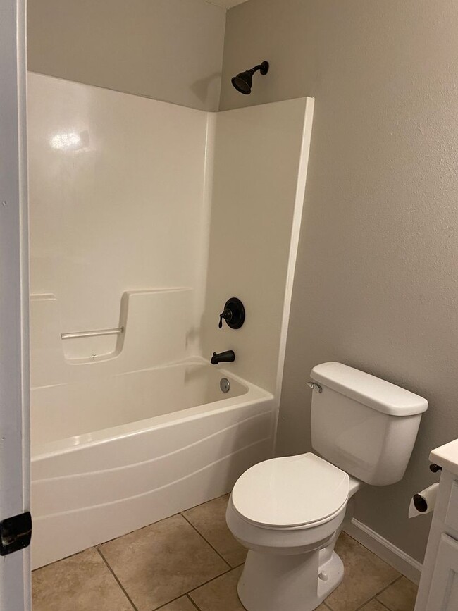 Building Photo - 5 Bedroom/3 bathroom house