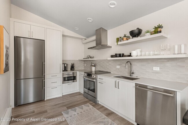 Building Photo - 220 W Main St