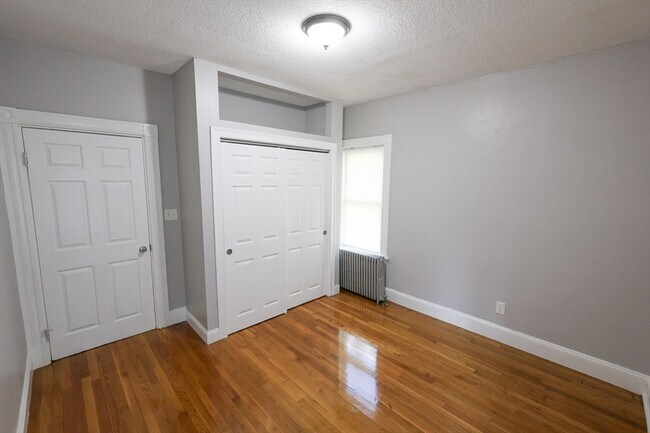 Building Photo - 129 Draper St