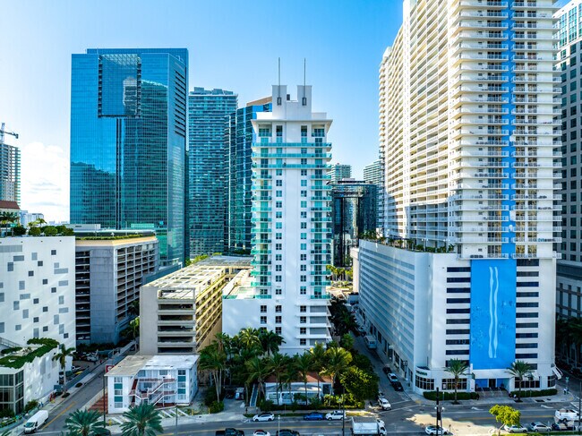 186 SE 12th Ter Miami, FL 33131 - Solaris