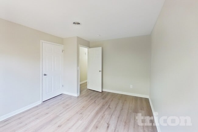 Building Photo - 9235 Laurel Hill Dr