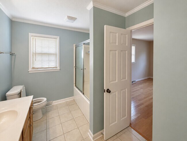 Building Photo - 813 Branchwood Dr