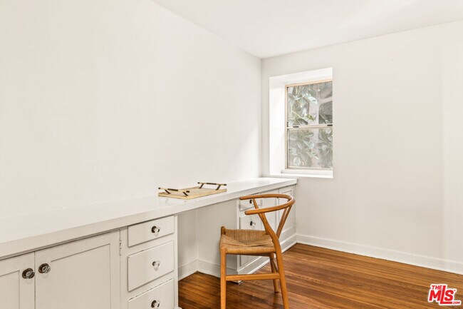 Building Photo - 329 S Reeves Dr