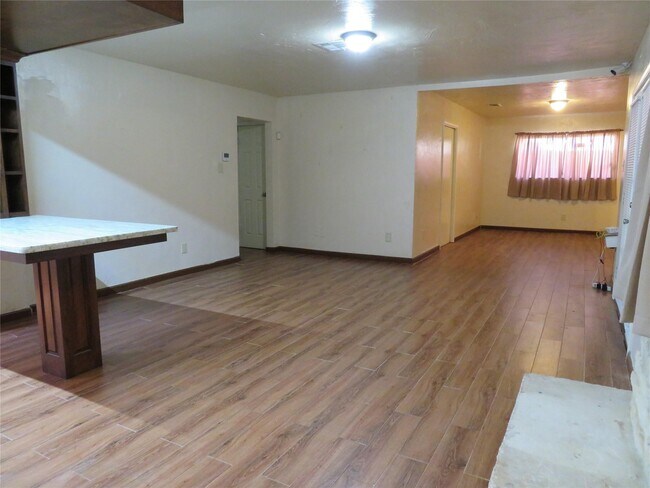 Building Photo - 1006 Avenue L